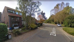 Automobilist rijdt door na crash in voortuin Vogelenzang