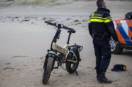Fietser gereanimeerd op het strand