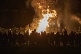 Metershoge vlammen bij kerstbomenverbranding in Bennebroek