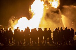 Metershoge vlammen bij kerstbomenverbranding in Bennebroek