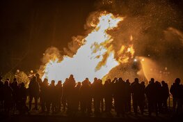 Metershoge vlammen bij kerstbomenverbranding in Bennebroek