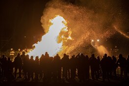 Metershoge vlammen bij kerstbomenverbranding in Bennebroek