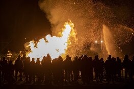 Metershoge vlammen bij kerstbomenverbranding in Bennebroek