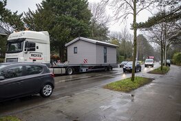 Bijzonder transport vast op de Zandvoorterweg in Aerdenhout