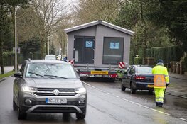 Bijzonder transport vast op de Zandvoorterweg in Aerdenhout