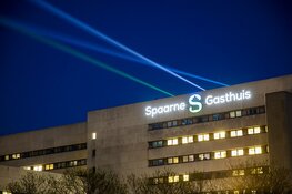 Lichtbundels op Spaarne Gasthuis als eerbetoon aan coronapatiënten en hun families