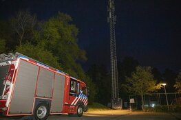Politie neemt fietsen hangjeugd mee na melding brand zendmast Overveen