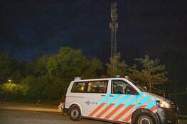 Politie neemt fietsen hangjeugd mee na melding brand zendmast Overveen