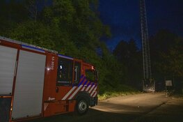 Politie neemt fietsen hangjeugd mee na melding brand zendmast Overveen