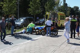 Scooterrijdster onderuit bij inhaalmanoeuvre