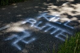 Hakenkruis op het fietspad langs de Zeeweg in Overveen