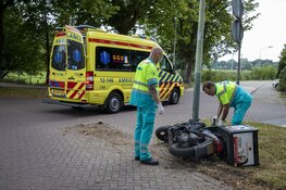 Maaltijdbezorger tegen paal tot stilstand in Bloemendaal