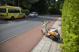 Scooterrijdster ziet stoeprandje over het hoofd bij inhaalactie in Bloemendaal