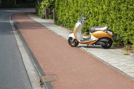 Scooterrijdster ziet stoeprandje over het hoofd bij inhaalactie in Bloemendaal