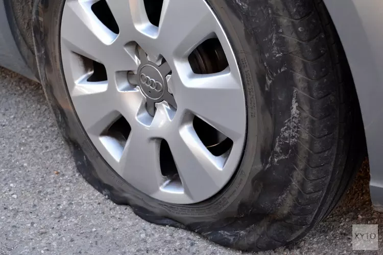 Meerdere autobanden Bloemendaalse politici lek gestoken