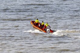 Kitesurfers in de problemen voor de kust van Zandvoort