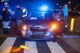 Veel schade na botsing voor zebrapad in Vogelenzang