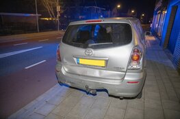 Veel schade na botsing voor zebrapad in Vogelenzang