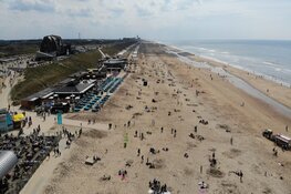 Strand Bloemendaal druk bezocht op Hemelvaartsdag