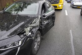Vrachtwagen botst tegen zijkant van personenwagen