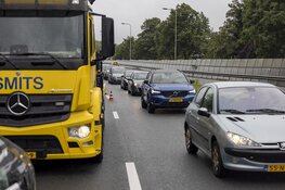 Vrachtwagen botst tegen zijkant van personenwagen