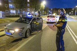 Automobilist knalt tegen portier van taxi en gaat er vandoor