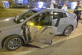 Automobilist knalt tegen portier van taxi en gaat er vandoor