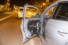 Automobilist knalt tegen portier van taxi en gaat er vandoor