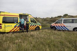 Wielrenner ziet gewonde fietser langs voetpad zitten