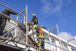 Dak vliegt in de brand tijdens werkzaamheden in Vogelenzang