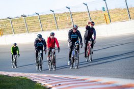 Recordaantal fietsers tijdens zonovergoten Omloop van Zandvoort