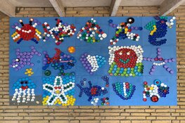 Verzamelwoede plastic doppen leidt tot prachtig kunstwerk voor jubilerende Antoniusschool Aerdenhout