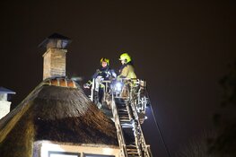 Brand in villa met rieten kap te Aerdenhout