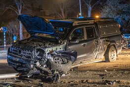 Auto crasht bij spoorwegovergang Bloemendaal, bestuurder gewond en enorme ravage