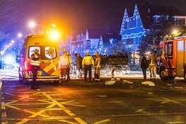 Auto crasht bij spoorwegovergang Bloemendaal, bestuurder gewond en enorme ravage