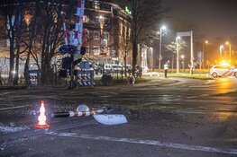 Auto crasht bij spoorwegovergang Bloemendaal, bestuurder gewond en enorme ravage