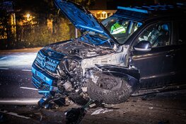 Auto crasht bij spoorwegovergang Bloemendaal, bestuurder gewond en enorme ravage