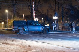 Auto crasht bij spoorwegovergang Bloemendaal, bestuurder gewond en enorme ravage