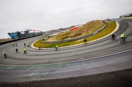 4.000 deelnemers trappen fietsseizoen af in razendsnel Zandvoort