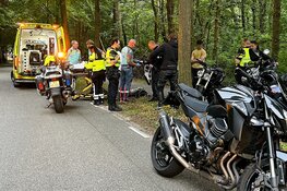 Motorrijder mist bocht en schiet tegen hekwerk in Aerdenhout