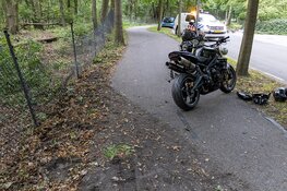 Motorrijder mist bocht en schiet tegen hekwerk in Aerdenhout