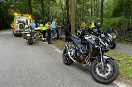 Motorrijder mist bocht en schiet tegen hekwerk in Aerdenhout