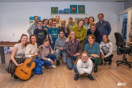 Wethouder Attiya Gamri doet mee met gezellige muzikale activiteit bij De Ark in Bloemendaal