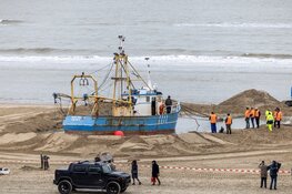 Werkzaamheden op strand Zandvoort om kotter de zee in te krijgen