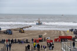 Gestrande kotter stand Zandvoort losgetrokken en de zee op