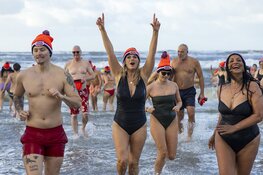 Bikkels wagen zich weer aan Nieuwjaarsduik Zandvoort