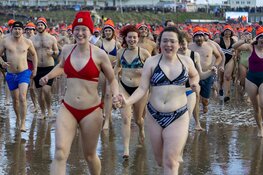 Bikkels wagen zich weer aan Nieuwjaarsduik Zandvoort