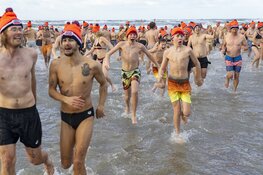 Bikkels wagen zich weer aan Nieuwjaarsduik Zandvoort