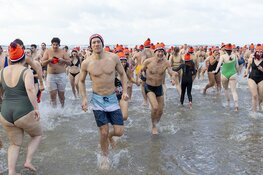 Bikkels wagen zich weer aan Nieuwjaarsduik Zandvoort