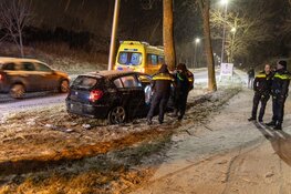 Auto tegen boom gereden in Zandvoort